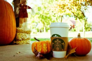 Pumpkin-spice-latte-with-pumpkins